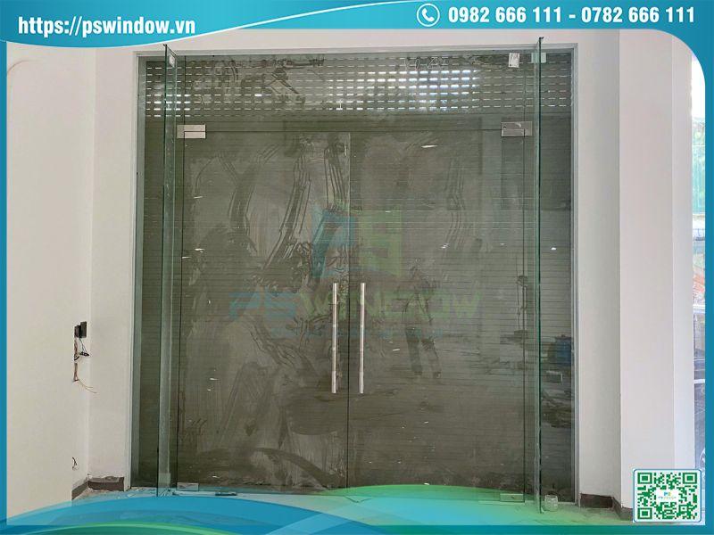 Bộ cửa kính thủy lực ở mặt tiền tầng 1