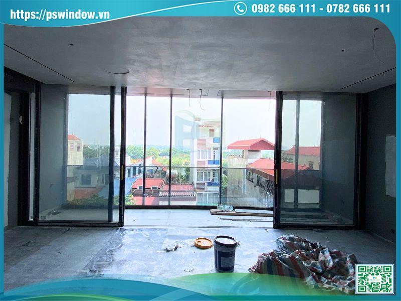 Bộ cửa lùa nhôm Rolan ở mặt tiền tầng 4