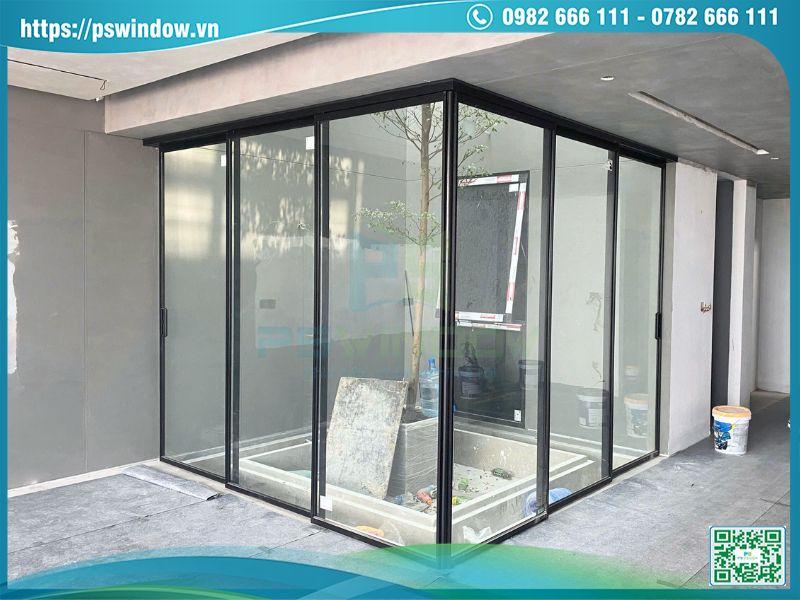 Bộ cửa lùa vuông góc Xingfa bao quanh khu vực trồng cây trong nhà