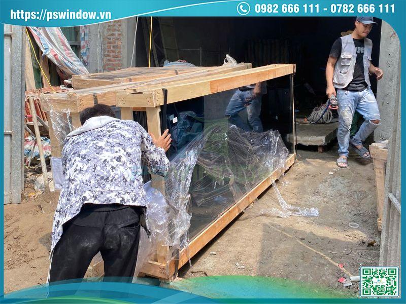 Các lô kính hộp Low-e được vận chuyển tới công trình