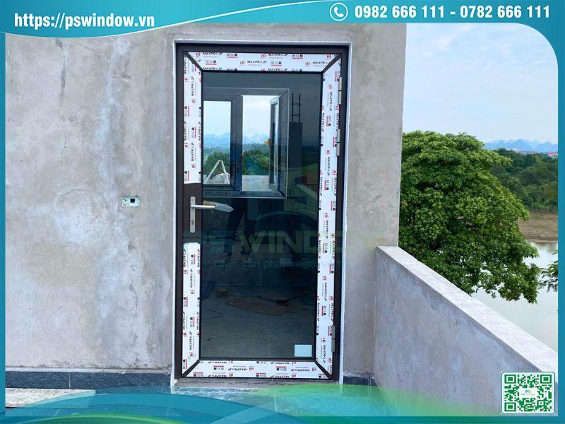 Cấu tạo cửa mở quay gồm khung nhôm, kính, phụ kiện