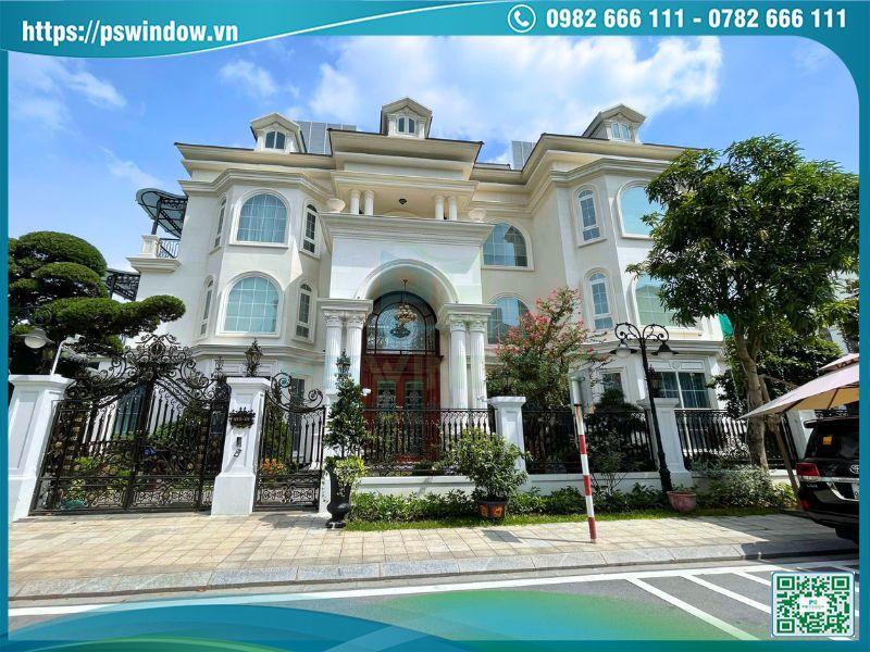Công trình biệt thự lắp đặt cửa nhôm kính và cửa gỗ cao cấp mặt tiền