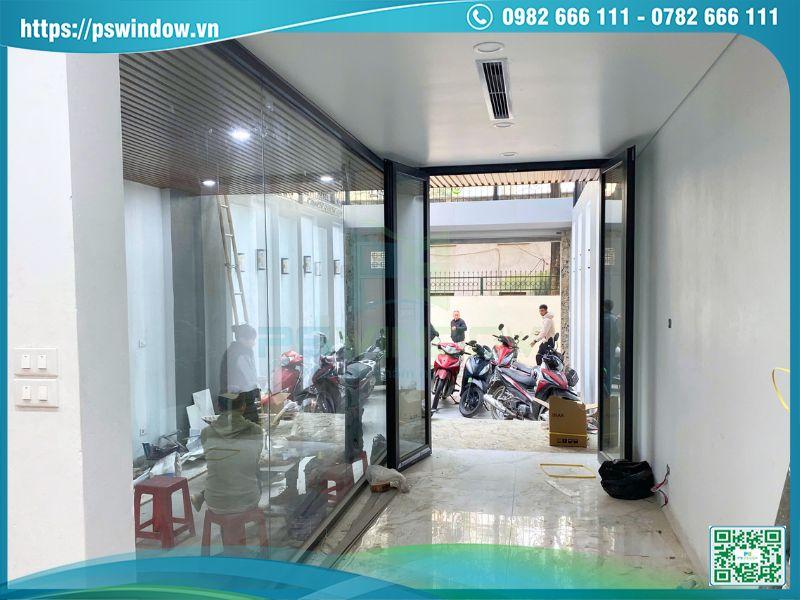 Cửa đi chính mở quay 2 cánh và vách kính khung nhôm Rolan