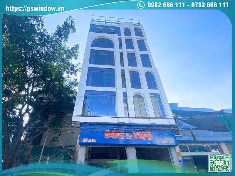 Cửa hàng mặt phố lắp đặt nhiều vách kính lớn và cửa nhôm kính