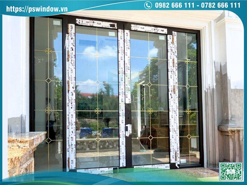 Cửa Maxpro màu đen mịn hiện đại kết hợp kính hộp nan đồng cao cấp