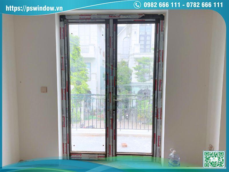 Cửa nhôm Xingfa mở quay 2 cánh ra ban công