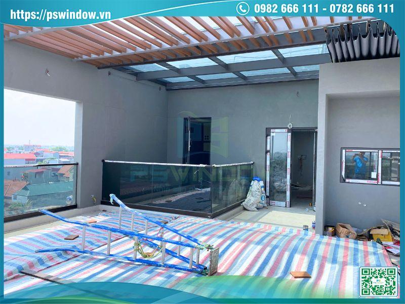 Cửa nhôm Xingfa và lan can kính tay vịn nhôm Maxpro