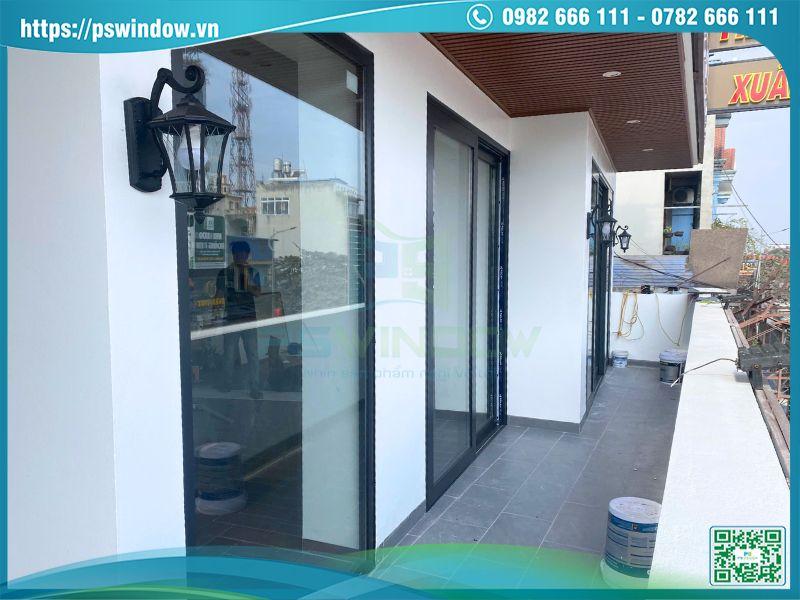 Cửa Rolan bền bỉ, chống chịu mưa nắng