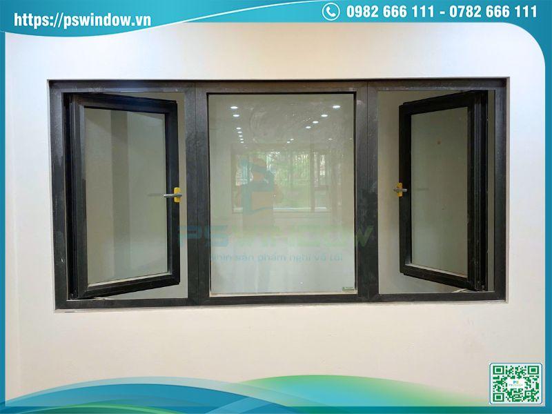 Cửa sổ mở quay 2 bên vách kính fix giữa khung nhôm Rolan