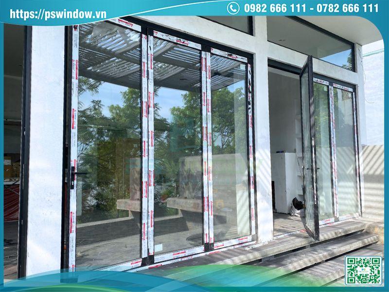 Cửa xếp trượt 3 cánh nhôm Xingfa cầu