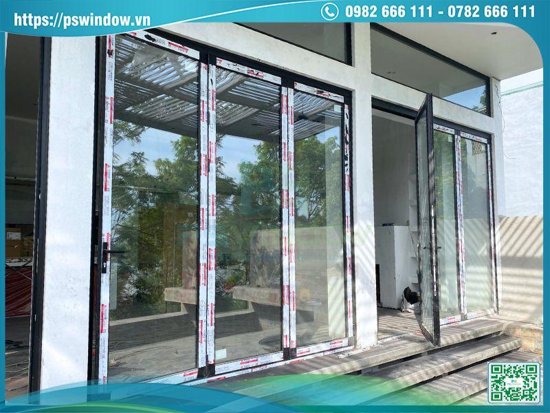 Cửa xếp trượt 3 cánh nhôm Xingfa màu đen