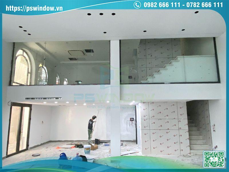 Không gian trưng bày sản phẩm lắp đặt nhiều vách kính trong lấy sáng