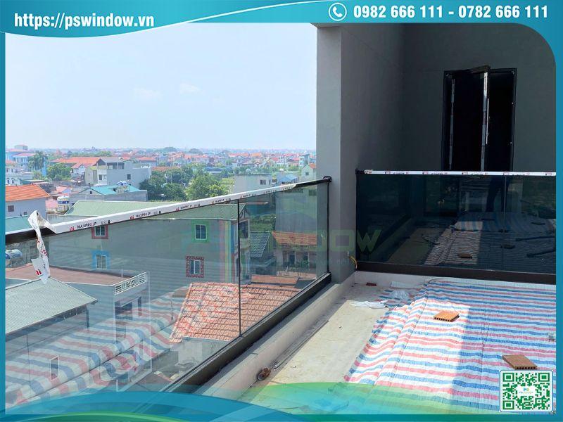 Lan can kính không trụ tay vịn nhôm Maxpro trên tầng thượng