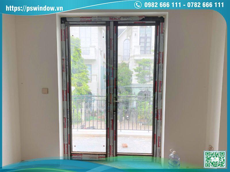 Mẫu cửa ban công mở quay 2 cánh nhôm Xingfa