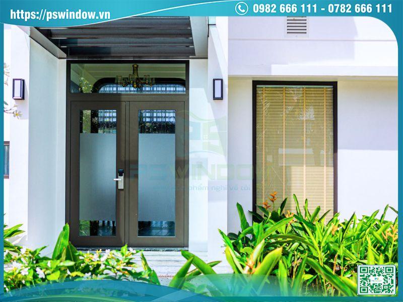 Mẫu cửa chính mở quay 2 cánh nhôm kính sang trọng