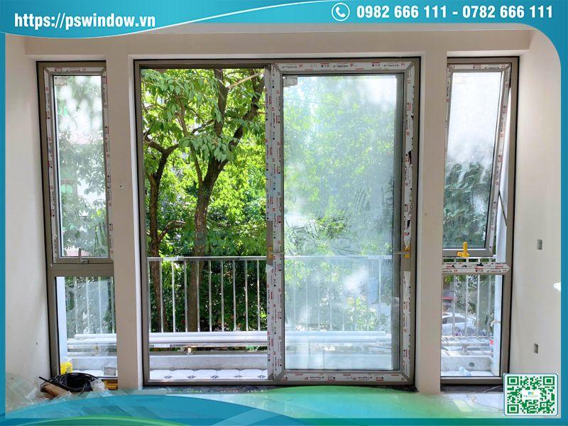 Mẫu cửa lùa 2 cánh Maxpro màu champagne và cửa sổ cho ban công