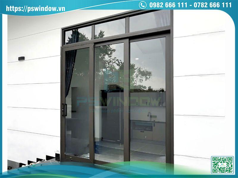 Mẫu cửa lùa 3 cánh fix trên màu nâu thu sang trọng