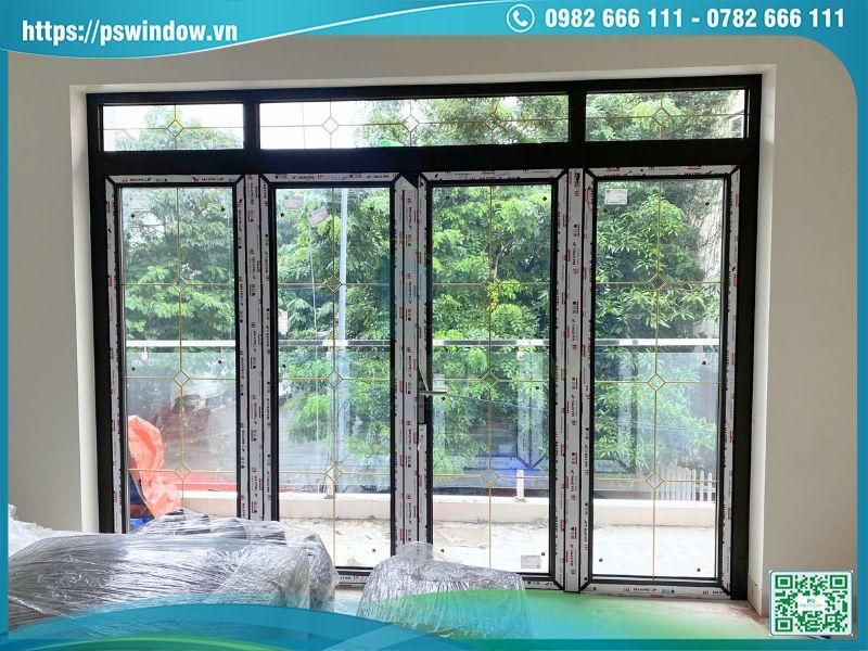 Mẫu cửa Maxpro 4 cánh mở quay kính hộp nan đồng sang trọng