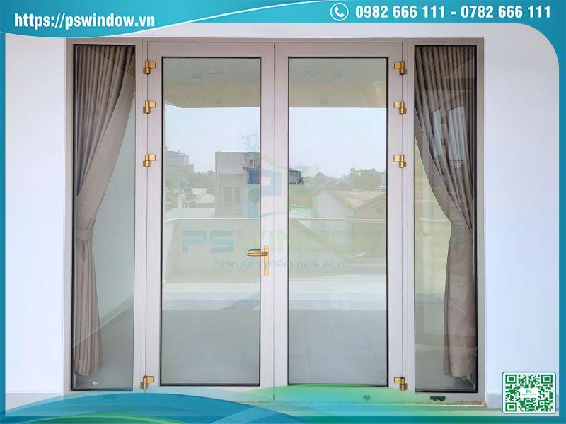 Mẫu cửa Maxpro mở quay 2 cánh fix 2 bên màu champagne