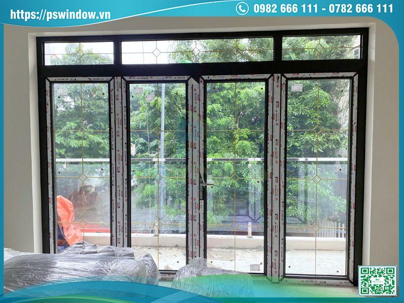 Mẫu cửa Maxpro mở quay 4 cánh kính hộp nan đồng sang trọng