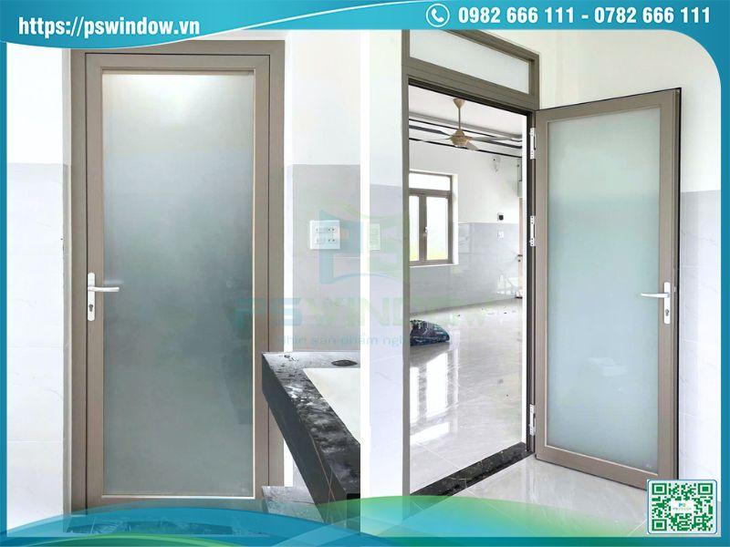 Mẫu cửa mở quay 1 cánh nhôm màu champagne kính mờ