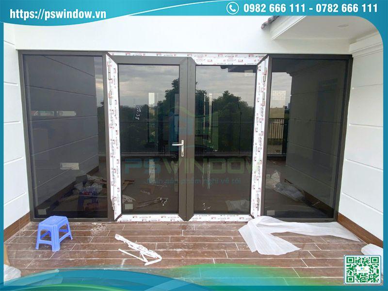 Mẫu cửa mở quay 2 cánh 2 fix bên nhôm Maxpro màu nâu thu