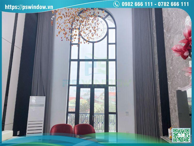 Mẫu cửa mở quay kết hợp vách kính uốn vòm khổ lớn Xingfa xám đá