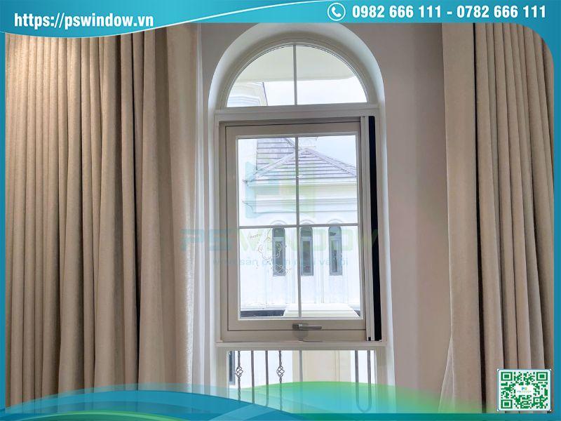 Mẫu cửa sổ mở hất 1 cánh fix trên uốn vòm có lưới chống muỗi
