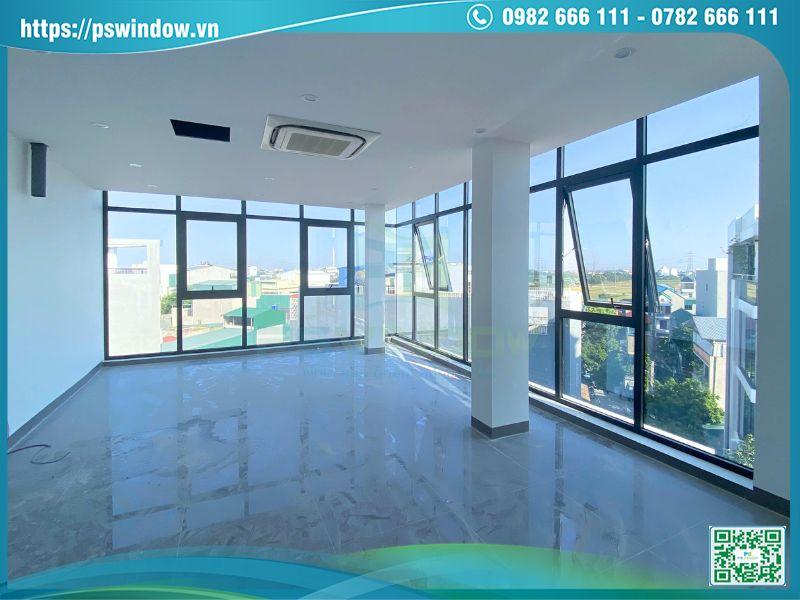 Mẫu cửa sổ mở hất nhôm Xingfa xám đá cho tường kính