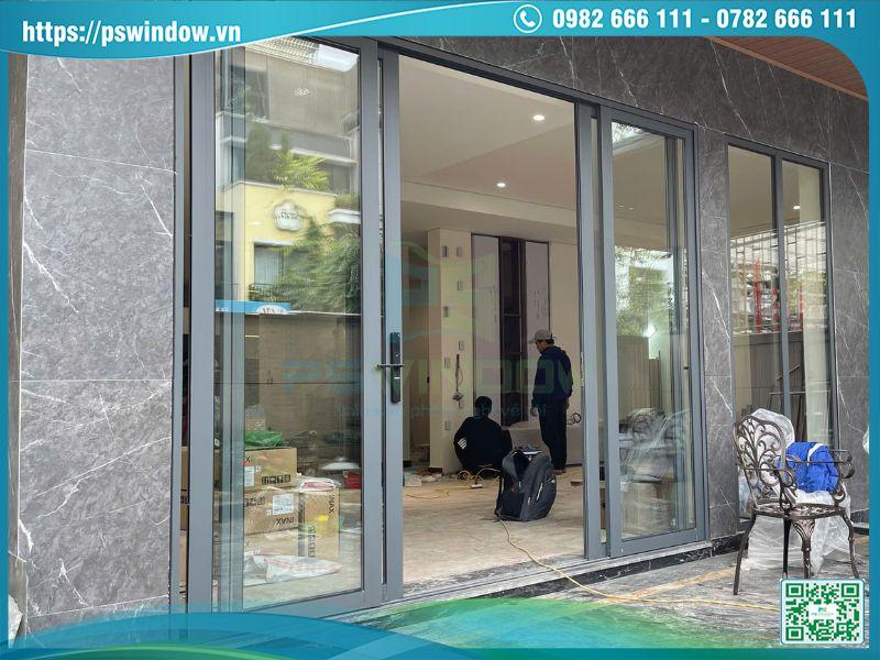 Mẫu cửa lùa Xingfa 4 cánh màu xám ghi khóa điện tử