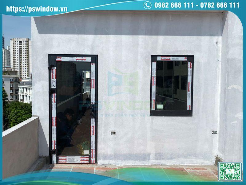 Mẫu cửa Xingfa mở quay 1 cánh kính tối màu