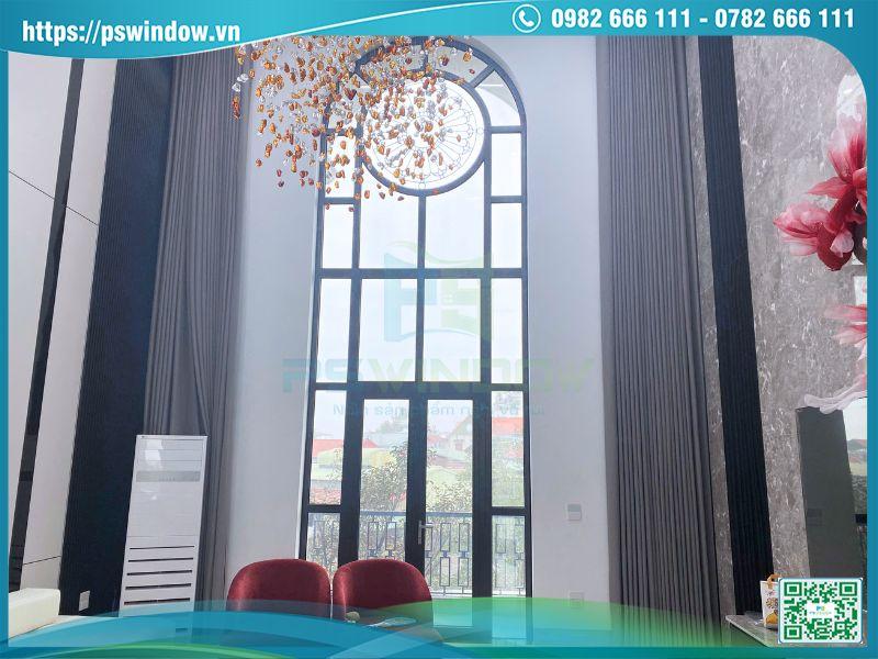 Mẫu cửa Xingfa xám đá mở quay 2 cánh vách kính uốn vòm cực lớn