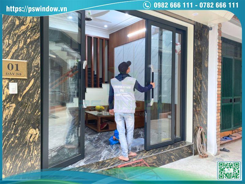 Pswindow lắp đặt cửa trượt quay 4 cánh cho nhà phố