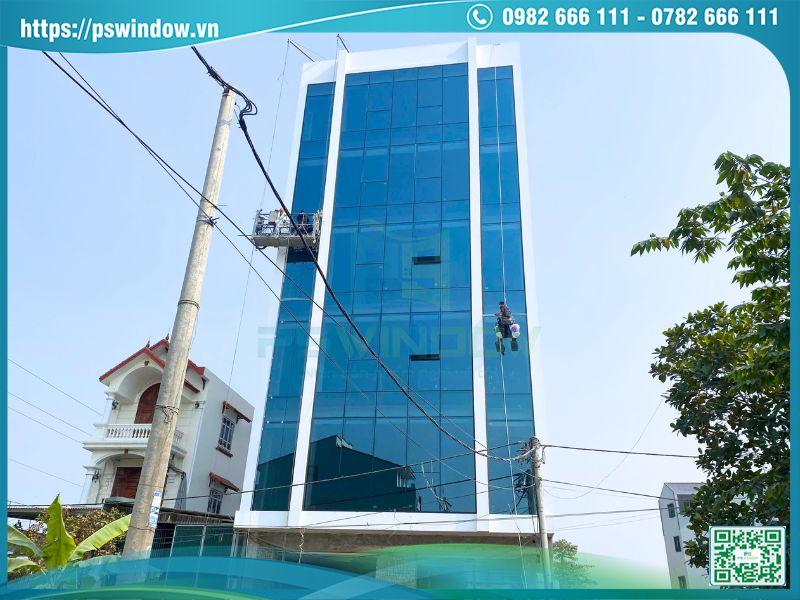 Thi công tường kính giúp giảm tải trọng cho kết cấu công trình