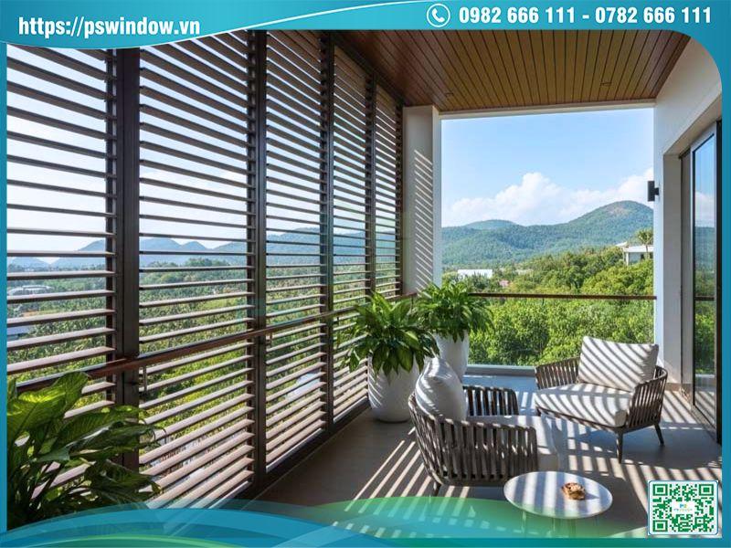 Thiết kế ban công sâu có lam chắn nắng cho nhà hướng Tây