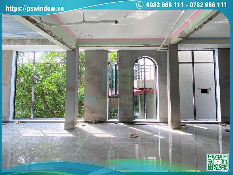 Toàn bộ cửa và vách kính sử dụng khung nhôm Xingfa màu xám đá