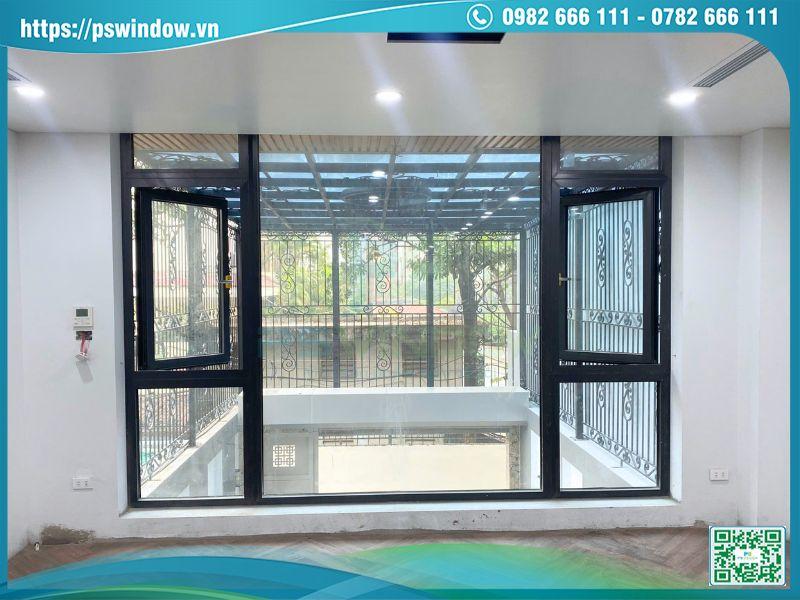 Vách kính kết hợp cửa sổ mở quay nhôm Rolan