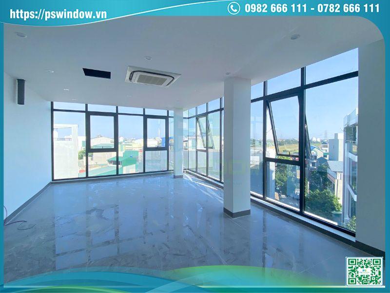 Vách kính mặt dựng khung nhôm Xingfa xám đá ở tầng trên cùng