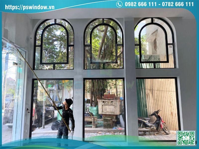 Vách kính uốn vòm khung nhôm Xingfa xám đá độc đáo ở tầng 1