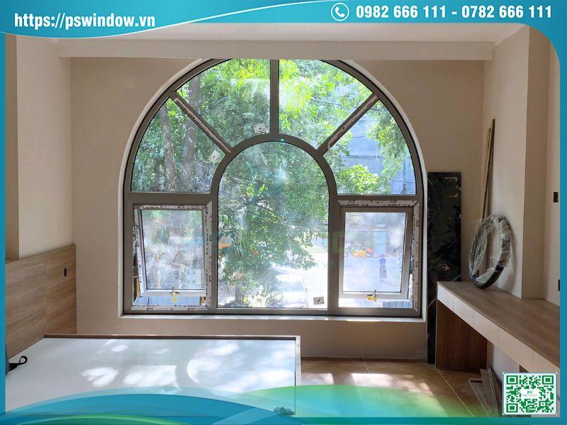 Vách kính uốn vòm nhôm Maxpro kết hợp cửa sổ mở hất 2 bên
