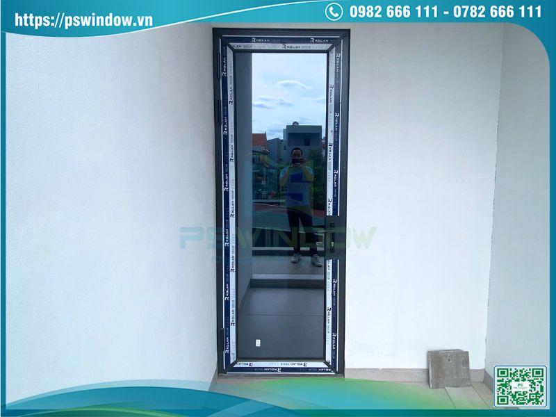 Bộ cửa đi mở quay 1 cánh Rolan, phụ kiện Cmech màu đen