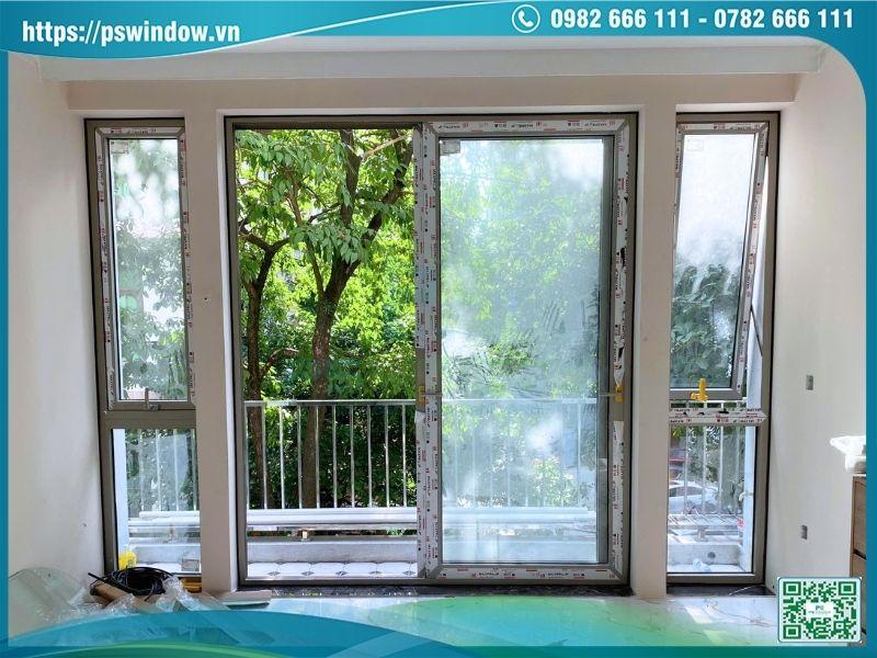 Bộ cửa lùa 2 cánh Maxpro và 2 cửa sổ mở hất fix dưới ở mặt tiền các tầng