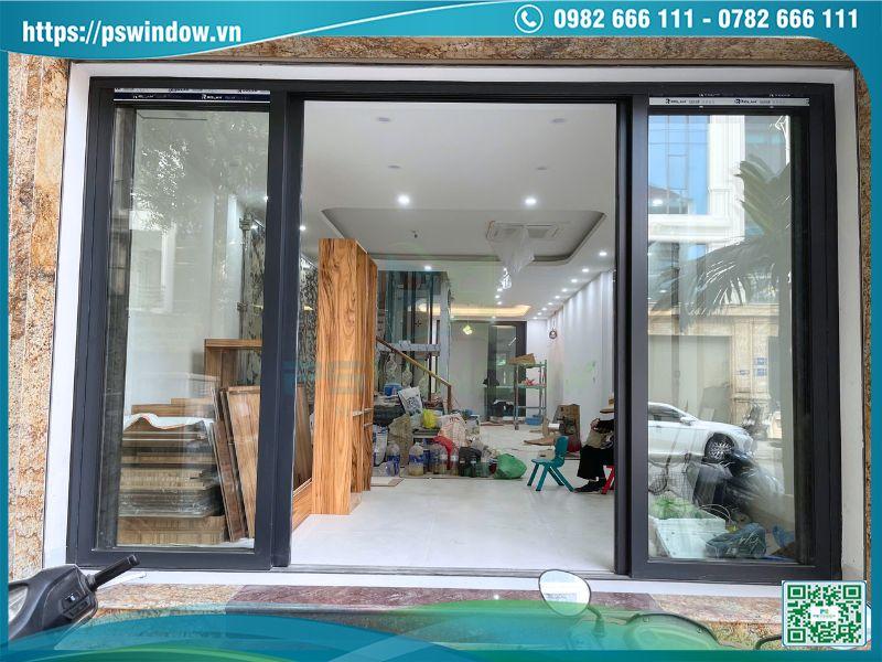 Bộ cửa lùa 4 cánh nhôm Rolan ở mặt tiền tầng 1