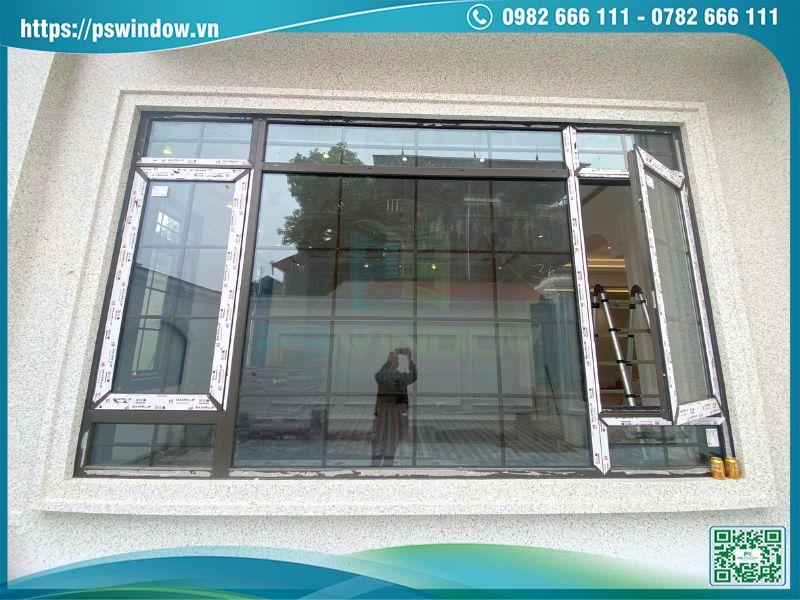 Bộ vách kính kết hợp cửa sổ mở quay 2 bên nhôm Maxpro màu nâu thu