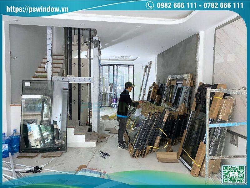 Các bộ cửa được vận chuyển tới công trình chờ lắp đặt