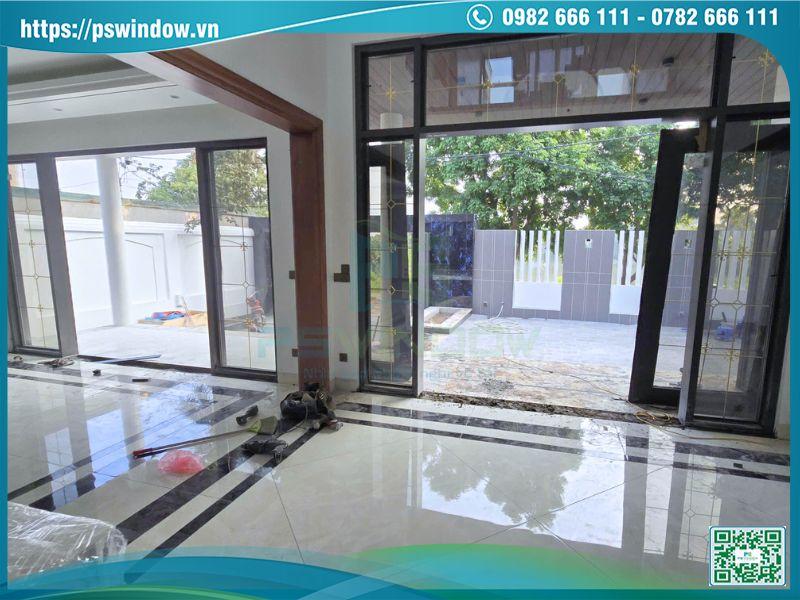 Cửa đi mở quay Maxpro kính hộp nan đồng ở mặt tiền tầng 1