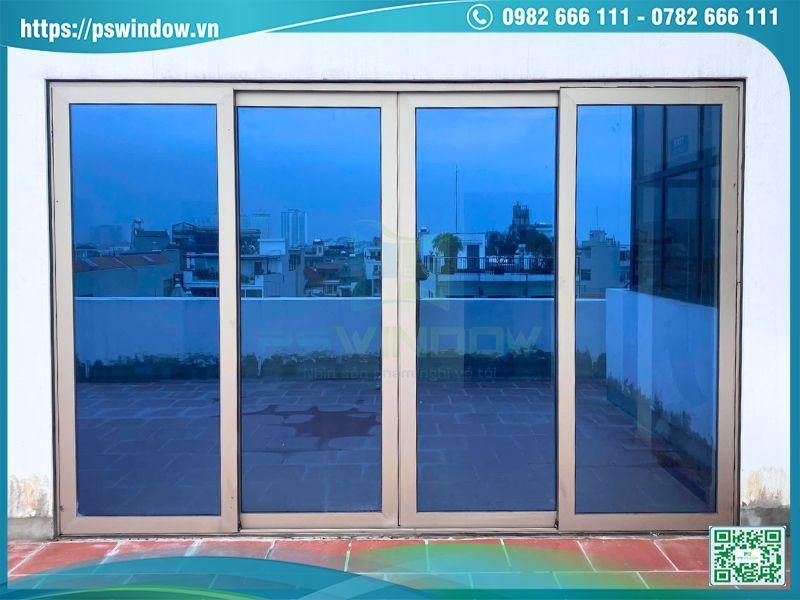 Cửa nhôm cầu kính dán Solar màu xanh biển