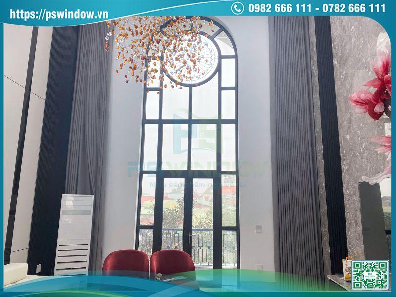 Cửa nhôm Xingfa màu xám đá 2 cánh mở quay kết hợp vách uốn vòm