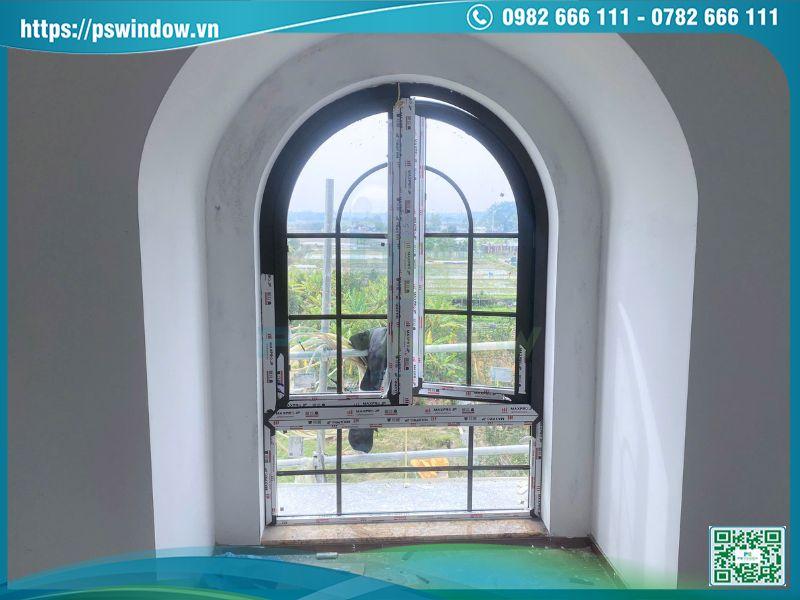 Cửa sổ mở quay 2 cánh uốn vòm nhôm Maxpro màu đen kính hộp nan chia ô