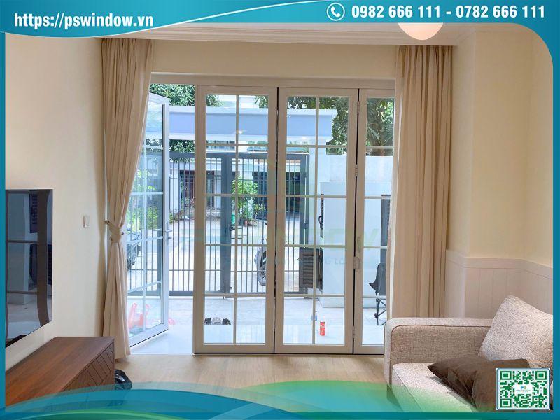 Cửa sử dụng phụ kiện Cmech cao cấp màu bạc sang trọng